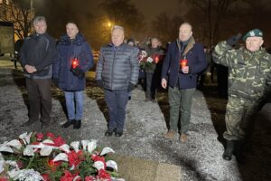 13.12.2021. Sandomierz. Obchody 40. rocznicy wprowadzenia stanu wojennego. Na zdjęciu: radni miejscy z klubu PiS, od lewej: Mariusz Prezgot, Marek Strugała, Krzysztof Szatan, Marcin Świerkula, przedstawiciel Związku Strzeleckiego / Grażyna Szlęzak-Wójcik / Radio Kielce