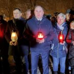 13.12.2021. Sandomierz. Obchody 40. rocznicy wprowadzenia stanu wojennego. Na zdjęciu (w środku): poseł Marek Kwitek, z lewej: Jacek Toś - dyrektor oddziału regionalnego Krajowego Ośrodka Wsparcia Rolnictwa w Kielcach / Grażyna Szlęzak-Wójcik / Radio Kielce