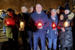 13.12.2021. Sandomierz. Obchody 40. rocznicy wprowadzenia stanu wojennego. Na zdjęciu (w środku): poseł Marek Kwitek, z lewej: Jacek Toś - dyrektor oddziału regionalnego Krajowego Ośrodka Wsparcia Rolnictwa w Kielcach / Grażyna Szlęzak-Wójcik / Radio Kielce