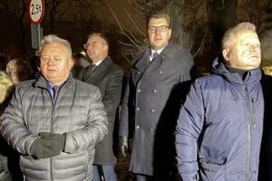 13.12.2021. Sandomierz. Obchody 40. rocznicy wprowadzenia stanu wojennego. Na zdjęciu (od lewej): Krzysztof Szatan - przewodniczący klubu PiS w radzie miasta, Marcin Piwnik - starosta sandomierski, Marcin Marzec - burmistrz Sandomierza, Janusz Stasiak - zastępca burmistrza Sandomierza / Grażyna Szlęzak-Wójcik / Radio Kielce