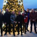 02.04.2021. Kazimierza Wielka. Choinka na Rynku. Na zdjęciu (w środku): Adam Bodzioch - burmistrz Kazimierzy i jego zastępca Łukasz Maderak wraz z pracownikami urzędu miasta / Marta Gajda-Kruk / Radio Kielce