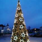 02.04.2021. Kazimierza Wielka. Choinka na Rynku / Marta Gajda-Kruk / Radio Kielce