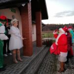 03.12.2021. Górki w gminie Kije. Mikołaj ze swoim orszakiem odwiedza dzieci / Marta Gajda-Kruk / Radio Kielce