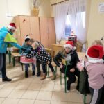 03.12.2021. Górki w gminie Kije. Mikołaj ze swoim orszakiem odwiedza dzieci / Marta Gajda-Kruk / Radio Kielce