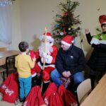 03.12.2021. Górki w gminie Kije. Mikołaj ze swoim orszakiem odwiedza dzieci / Marta Gajda-Kruk / Radio Kielce