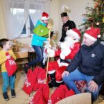 03.12.2021. Górki w gminie Kije. Mikołaj ze swoim orszakiem odwiedza dzieci / Marta Gajda-Kruk / Radio Kielce