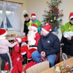 03.12.2021. Górki w gminie Kije. Mikołaj ze swoim orszakiem odwiedza dzieci / Marta Gajda-Kruk / Radio Kielce