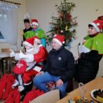 03.12.2021. Górki w gminie Kije. Mikołaj ze swoim orszakiem odwiedza dzieci / Marta Gajda-Kruk / Radio Kielce