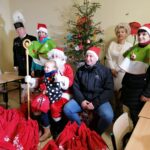03.12.2021. Górki w gminie Kije. Mikołaj ze swoim orszakiem odwiedza dzieci / Marta Gajda-Kruk / Radio Kielce