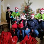 03.12.2021. Górki w gminie Kije. Mikołaj ze swoim orszakiem odwiedza dzieci / Marta Gajda-Kruk / Radio Kielce