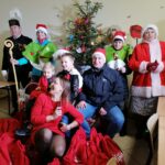 03.12.2021. Górki w gminie Kije. Mikołaj ze swoim orszakiem odwiedza dzieci / Marta Gajda-Kruk / Radio Kielce