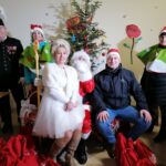 03.12.2021. Górki w gminie Kije. Mikołaj ze swoim orszakiem odwiedza dzieci / Marta Gajda-Kruk / Radio Kielce