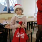 03.12.2021. Górki w gminie Kije. Mikołaj ze swoim orszakiem odwiedza dzieci / Marta Gajda-Kruk / Radio Kielce