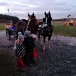 03.12.2021. Górki w gminie Kije. Mikołaj ze swoim orszakiem odwiedza dzieci / Marta Gajda-Kruk / Radio Kielce