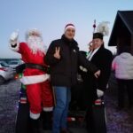 03.12.2021. Górki w gminie Kije. Mikołaj ze swoim orszakiem odwiedza dzieci / Marta Gajda-Kruk / Radio Kielce