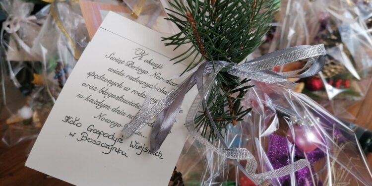 11.12.2021. Boszczynek. Świąteczne paczki przygotowane przez KGW Boszczynek / Marta Gajda-Kruk / Radio Kielce