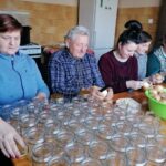 04.12.2021. Boszczynek. Koło Gospodyń Wiejskich z Boszczynka przygotowuje konserwy dla żołnierzy. Na zdjęciu (od lewej): Teresa Bondaś, Jan Janus, Renata Szynal, Klaudia Gaweł-Janus i Kazimiera Janus / Marta Gajda-Kruk / Radio Kielce