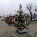 08.12.2021. Nowy Korczyn. Choinki na Rynku / Marta Gajda-Kruk / Radio Kielce