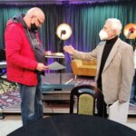 09.12.2021. Busko-Zdrój. XXV Ogólnopolski Przegląd Fotograficzny PONIDZIE 2021. Na zdjęciu (od lewej): Konrad Chmura -z nagrodą Burmistrza Miasta i Gminy Busko-Zdrój oraz Piotr Kaleta - kurator wystawy / Marta Gajda-Kruk / Radio Kielce