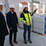 13.12.2021. Działoszyce. Budowa kompleksu żłobkowo-przedszkolnego. Na zdjęciu (z prawej): Piotr Wawrzyk - minister spraw zagranicznych, Stanisław Porada - burmistrz Działoszyc / Marta Gajda-Kruk / Radio Kielce