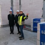 13.12.2021. Działoszyce. Budowa kompleksu żłobkowo-przedszkolnego. Na zdjęciu (z prawej): Piotr Wawrzyk - minister spraw zagranicznych, Stanisław Porada - burmistrz Działoszyc / Marta Gajda-Kruk / Radio Kielce