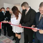 17.12.2021. Wiślica. Otwarcie Klubu Dziecięcego "Małe Aktywne Krasnoludki". Na zdjęciu (od lewej): Jarosław Jaworski - burmistrz Wiślicy, Jacek Balicki - sekretarz gminy, ksiądz Wiesław Stępień, Elżbieta Cholewa - kierownik Świętokrzyskiego Ośrodka Ekonomii Społecznej w Kielcach, Małgorzata Kochanowicz - prezes Fundacji i Arkadiusz Kochanowicz -  "M.A.K", Artur Haruza - dyrektor szkoły w Wiślicy. / Marta Gajda-Kruk / Radio Kielce