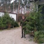 18.12.2021. Michałów. Choinki w Leśnictwie Michałów. Na zdjęciu: Bartosz Maj - leśniczy / Marta Gajda-Kruk / Radio Kielce