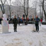27.12.2021. Jędrzejów. Odsłonięcie popiersia ppłk Kazimierza Zenktelera. Na zdjęciu (przemawia): Bernard Suchmiel - zastępca dyrektora ZS nr 2 w Jędrzejowie; obok: Marcin Piszczek - burmistrz Jędrzejowa / Marta Gajda-Kruk / Radio Kielce