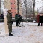 27.12.2021. Odsłonięcie popiersia ppłk Kazimierza Zenktelera. Na zdjęciu (od lewej): Bernard Suchmiel - zastępca dyrektora ZS nr 2 w Jędrzejowie, Marcin Piszczek - burmistrz Jędrzejowa, senator Krzysztof Słoń, Anna Krupka - wiceminister sportu i turystyki, Rafał Nowak - wicewojewoda świętokrzyski, poseł Mariusz Gosek, Filip Musiał - dyrektor Oddziału IPN w Krakowie / Marta Gajda-Kruk / Radio Kielce