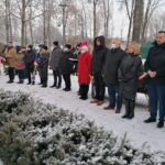 27.12.2021. Jędrzejów. Odsłonięcie popiersia ppłk Kazimierza Zenktelera. Na zdjęciu (od prawej): Marek Bogusławski - wicemarszałek województwa świętokrzyskiego, Paweł Faryna - starosta jędrzejowski, Maria Barański - wicestarosta jędrzejowski / Marta Gajda-Kruk / Radio Kielce