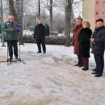 27.12.2021. Odsłonięcie popiersia ppłk Kazimierza Zenktelera. Na zdjęciu (od lewej): Bernard Suchmiel - zastępca dyrektora ZS nr 2 w Jędrzejowie, Marcin Piszczek - burmistrz Jędrzejowa, senator Krzysztof Słoń, Anna Krupka - wiceminister sportu i turystyki, poseł Mariusz Gosek, Filip Musiał - dyrektor Oddziału IPN w Krakowie / Marta Gajda-Kruk / Radio Kielce