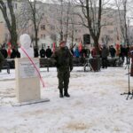 27.12.2021. Jędrzejów. Odsłonięcie popiersia ppłk Kazimierza Zenktelera. Na zdjęciu (przemawia): senator Krzysztof Słoń / Marta Gajda-Kruk / Radio Kielce