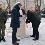 27.12.2021. Jędrzejów. Odsłonięcie popiersia ppłk Kazimierza Zenktelera. Na zdjęciu (z lewej): Filip Musiał - dyrektor Oddziału IPN w Krakowie; z tyłu Maciej Korkuć - Oddział IPN w Krakowie i Marcin Piszczek, burmistrz Jędrzejowa / Marta Gajda-Kruk / Radio Kielce