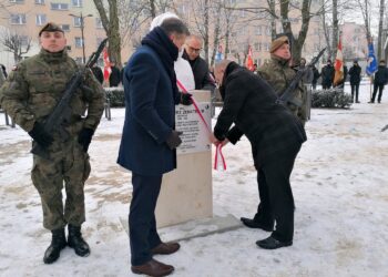 27.12.2021. Jędrzejów. Odsłonięcie popiersia ppłk Kazimierza Zenktelera. Na zdjęciu (z lewej): Filip Musiał - dyrektor Oddziału IPN w Krakowie; z tyłu Maciej Korkuć - Oddział IPN w Krakowie i Marcin Piszczek, burmistrz Jędrzejowa / Marta Gajda-Kruk / Radio Kielce