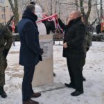 27.12.2021. Jędrzejów. Odsłonięcie popiersia ppłk Kazimierza Zenktelera. Na zdjęciu (z lewej): Filip Musiał - dyrektor Oddziału IPN w Krakowie; z tyłu Maciej Korkuć - Oddział IPN w Krakowie i Marcin Piszczek, burmistrz Jędrzejowa / Marta Gajda-Kruk / Radio Kielce