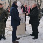 27.12.2021. Jędrzejów. Odsłonięcie popiersia ppłk Kazimierza Zenktelera. Na zdjęciu (z lewej): Filip Musiał - dyrektor Oddziału IPN w Krakowie; z tyłu Maciej Korkuć - Oddział IPN w Krakowie i Marcin Piszczek, burmistrz Jędrzejowa / Marta Gajda-Kruk / Radio Kielce