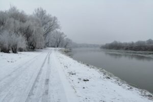 27.12.2021. Opatowiec. Ścieżka rekreacyjna nad Wisłą / Sławomir Kowalczyk