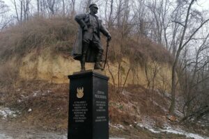 31.12.2021. Opatowiec. Odnowiony pomnik Marszałka Józefa Piłsudskiego / Marta Gajda-Kruk / Radio Kielce