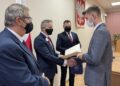 14.12.2021. Staszów. Wręczenie stypendiów Prezesa Rady Ministrów. Na zdjęciu (od lewej): Józef Żółciak -  starosta staszowski, Zbigniew Koniusz - wojewoda świętokrzyski, Leszek Guzal - wicestarosta staszowski, Bartłomiej Czosnek - uczeń Technikum Elektronicznego w Zespole Szkół w Połańcu / Grażyna Szlęzak-Wójcik / Radio Kielce