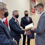 14.12.2021. Staszów. Wręczenie stypendiów Prezesa Rady Ministrów. Na zdjęciu (od lewej): Józef Żółciak -  starosta staszowski, Zbigniew Koniusz - wojewoda świętokrzyski, Leszek Guzal - wicestarosta staszowski, Bartłomiej Czosnek - uczeń Technikum Elektronicznego w Zespole Szkół w Połańcu / Grażyna Szlęzak-Wójcik / Radio Kielce