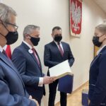 14.12.2021. Staszów. Wręczenie stypendiów Prezesa Rady Ministrów. Na zdjęciu (od lewej): Józef Żółciak - starosta staszowski, Zbigniew Koniusz - wojewoda świętokrzyski, Leszek Guzal - wicestarosta staszowski, Aleksandra Kmiecik - uczennica Liceum Ogólnokształcącego  im. ks. kard. S. Wyszyńskiego w Staszowie / Grażyna Szlęzak-Wójcik / Radio Kielce