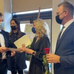 15.12.2021. Sandomierz. Wręczenie stypendiów Prezesa Rady Ministrów. Na zdjęciu: stypendium odbiera Mateusz Gawron z II LO w Sandomierzu  / Grażyna Szlęzak-Wójcik / Radio Kielce