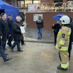 18.12.2021. Koprzywnica. Przekazanie nowego wozu strażackiego. Na zdjęciu (od lewej): Marcin Piwnik - starosta sandomierski, poseł Marek Kwitek, Grzegorz Rajca - zastępca komendanta wojewódzkiego PSP w Kielcach, poseł Krzysztof Lipiec / Grażyna Szlęzak-Wójcik / Radio Kielce