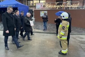 18.12.2021. Koprzywnica. Przekazanie nowego wozu strażackiego. Na zdjęciu (od lewej): Marcin Piwnik - starosta sandomierski, poseł Marek Kwitek, Grzegorz Rajca - zastępca komendanta wojewódzkiego PSP w Kielcach, poseł Krzysztof Lipiec / Grażyna Szlęzak-Wójcik / Radio Kielce