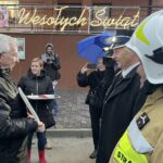 18.12.2021. Koprzywnica. Przekazanie nowego wozu strażackiego. Na zdjęciu (z lewej): poseł Krzysztof Lipiec, Zbigniew Cebuchowski - prezes OSP w Koprzywnicy / Grażyna Szlęzak-Wójcik / Radio Kielce