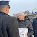 18.12.2021. Koprzywnica. Przekazanie nowego wozu strażackiego. Na zdjęciu (od lewej): Zbigniew Cebuchowski - prezes OSP w Koprzywnicy, poseł Marek Kwitek, poseł Krzysztof Lipiec, Grzegorz Rajca - zastępca komendanta wojewódzkiego PSP w Kielcach / Grażyna Szlęzak-Wójcik / Radio Kielce