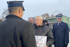 18.12.2021. Koprzywnica. Przekazanie nowego wozu strażackiego. Na zdjęciu (od lewej): Zbigniew Cebuchowski - prezes OSP w Koprzywnicy, poseł Marek Kwitek, poseł Krzysztof Lipiec, Grzegorz Rajca - zastępca komendanta wojewódzkiego PSP w Kielcach / Grażyna Szlęzak-Wójcik / Radio Kielce