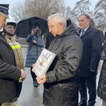 18.12.2021. Koprzywnica. Przekazanie nowego wozu strażackiego. Na zdjęciu (od lewej): Zbigniew Cebuchowski - prezes OSP w Koprzywnicy, poseł Krzysztof Lipiec, poseł Marek Kwitek, Aleksandra Klubińska-  burmistrz miasta i gminy Koprzywnica / Grażyna Szlęzak-Wójcik / Radio Kielce
