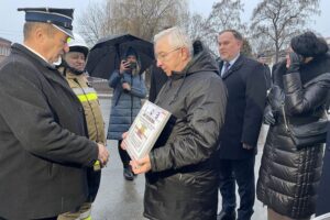 18.12.2021. Koprzywnica. Przekazanie nowego wozu strażackiego. Na zdjęciu (od lewej): Zbigniew Cebuchowski - prezes OSP w Koprzywnicy, poseł Krzysztof Lipiec, poseł Marek Kwitek, Aleksandra Klubińska- burmistrz miasta i gminy Koprzywnica / Grażyna Szlęzak-Wójcik / Radio Kielce