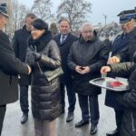 18.12.2021. Koprzywnica. Przekazanie nowego wozu strażackiego. Na zdjęciu (od lewej): Zbigniew Cebuchowski - prezes OSP w Koprzywnicy, Marcin Piwnik - starosta sandomierski, Aleksandra Klubińska - burmistrz miasta i gminy Koprzywnica, poseł Marek Kwitek, poseł Krzysztof Lipiec, Grzegorz Rajca - zastępca komendanta wojewódzkiego PSP w Kielcach / Grażyna Szlęzak-Wójcik / Radio Kielce